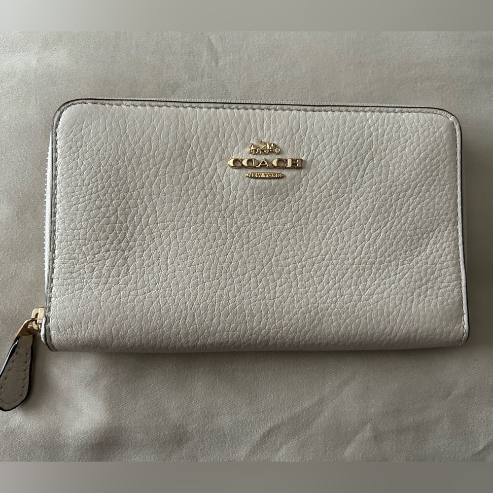 Coach outlet Medium ID zip around wallet